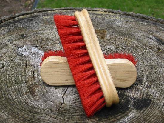 Legends Dyed Horsehair Peanut-Shaped Face Brush