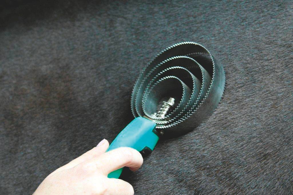 Tail Tamer Soft Touch Round Metal Curry